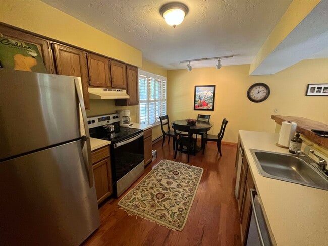 Building Photo - 35 Woodland Pines Rd