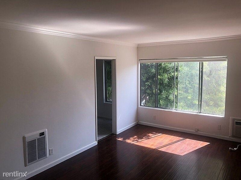 Foto principal - 802 N W Knoll Dr