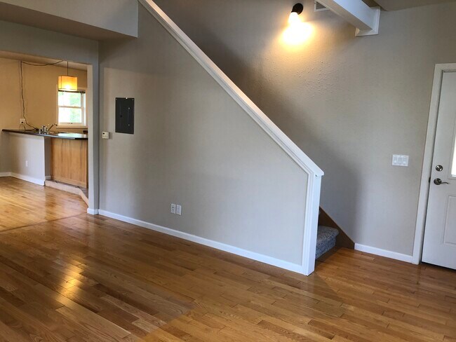 Foto del edificio - 954 1/2 Jenifer St