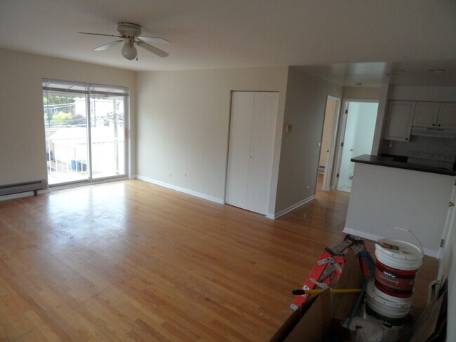 Building Photo - 6415 N Hermitage Ave