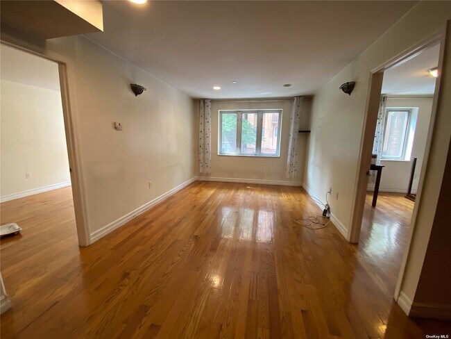 Foto del edificio - 85-10 Elmhurst Ave