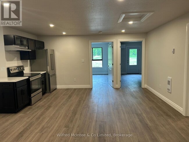 Photo du bâtiment - 380 1st Ave N