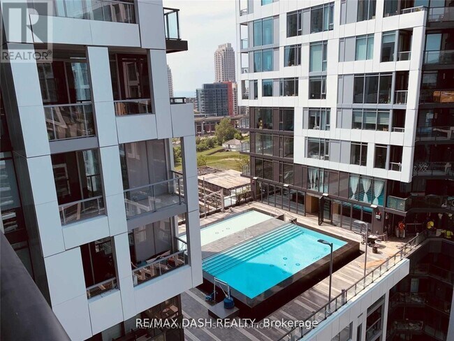 Building Photo - 576 Front St W