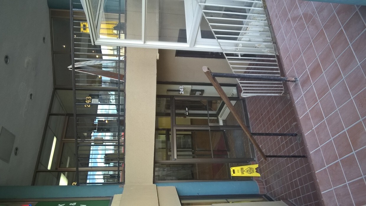 Photo du bâtiment - 243 Eglinton Ave W