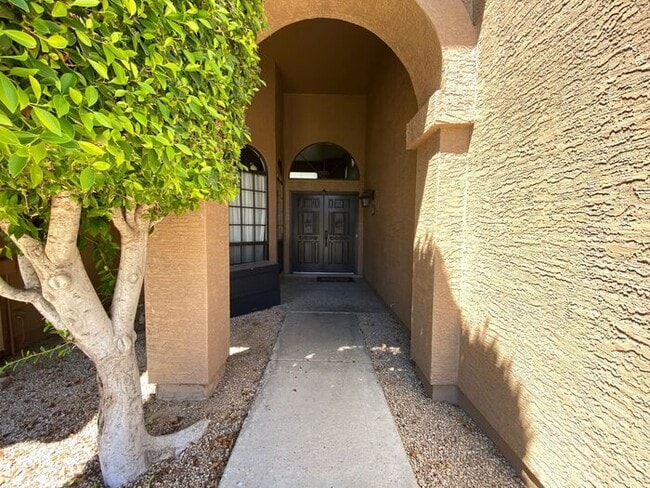 Building Photo - Very nice single level home
