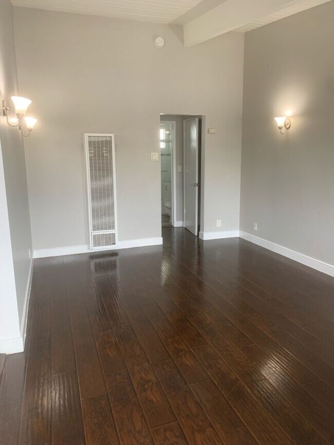 Building Photo - 5210 Romaine St