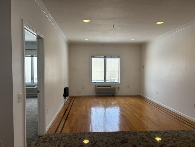 Building Photo - 528 52nd St