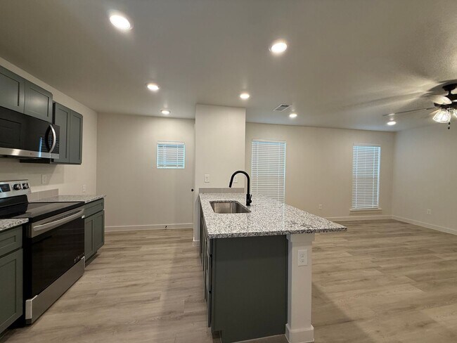 Foto del edificio - July Move-in