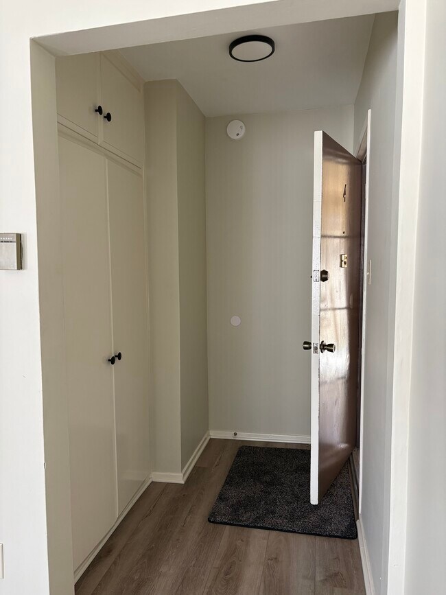 Entrada y armario para abrigos - 3430 W 170th St