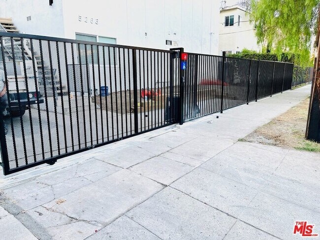 Foto del edificio - 5263 Riverton Ave