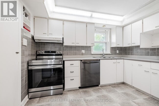 Building Photo - 11 Greenbriar Rd