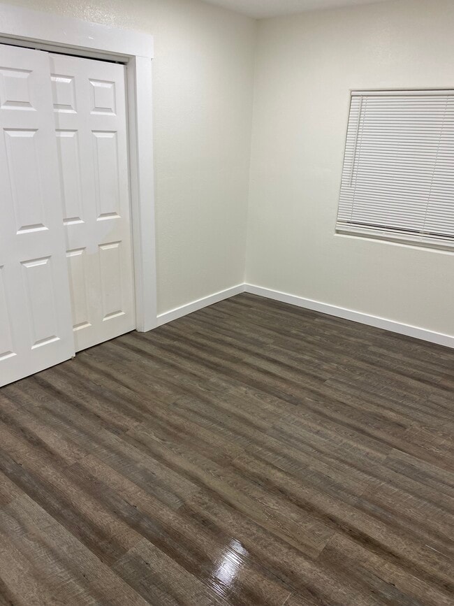 Foto del edificio - 1539 E Young St