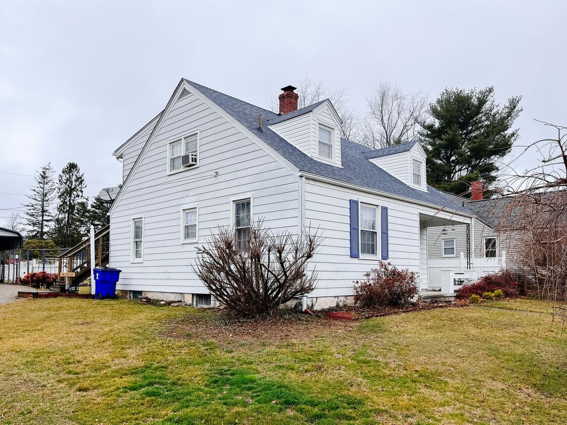 Building Photo - Electric Included!  2 Bedroom, 1 Bath Apar...