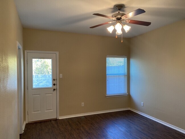 Foto del edificio - Charming Duplex in Burleson Texas! Coming soon September 2026!