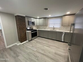 Building Photo - 28 Leversee Ave