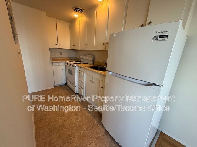 Building Photo - 6609 SW Admiral Wy