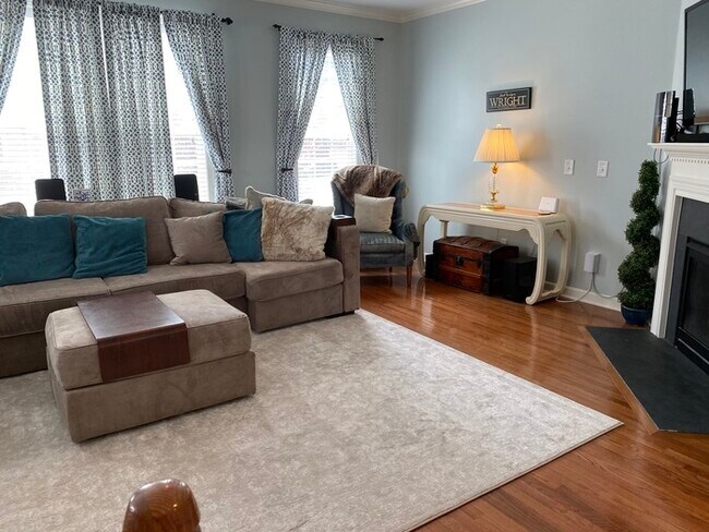 Building Photo - Excellent Location End Unit Townhome