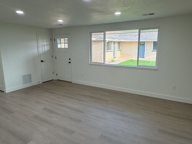 Foto del edificio - Completely Renovated 2BD/1BA Condo w Attached Garage