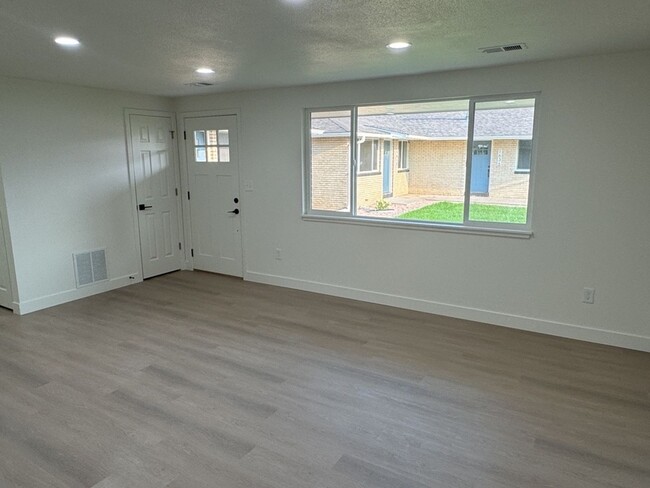 Building Photo - Newly Renovated 2BD 1BA Duplex with Garage