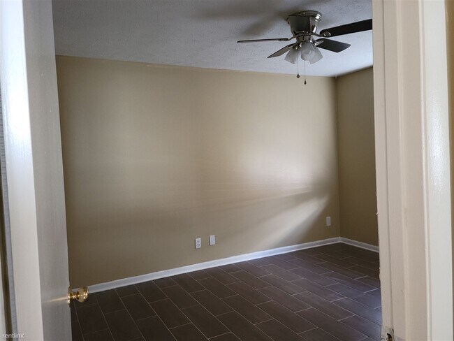 Building Photo - 3 br, 2 bath House - 8176 Old English Dr