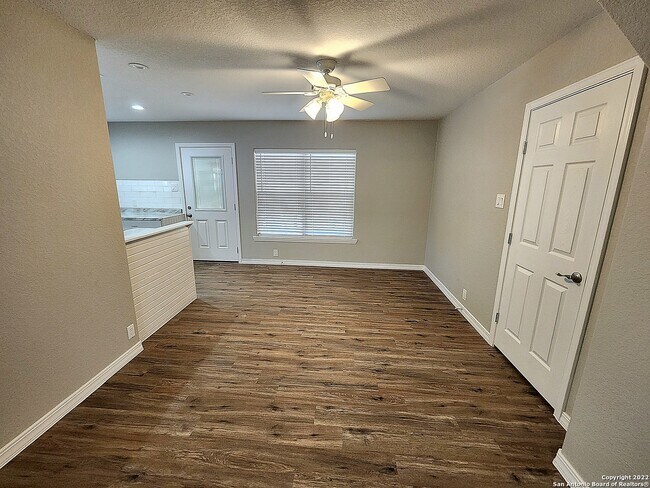 Foto del edificio - 112 Bluebonnet Rd
