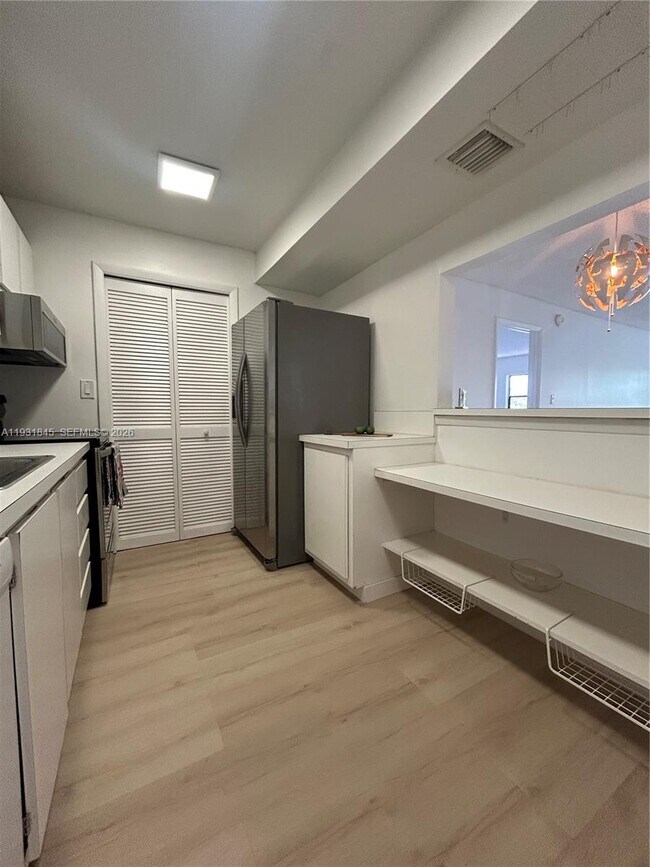 Foto del edificio - 240 Lakeview Dr