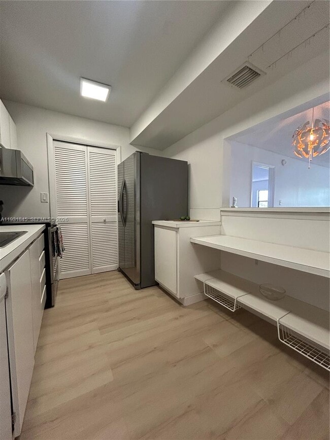 Building Photo - 240 Lakeview Dr