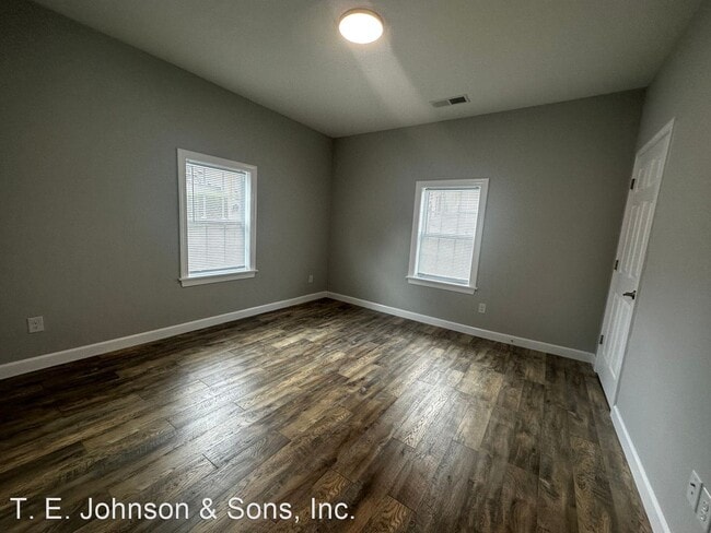 Building Photo - 2 br, 1 bath House - 861 W 12th St