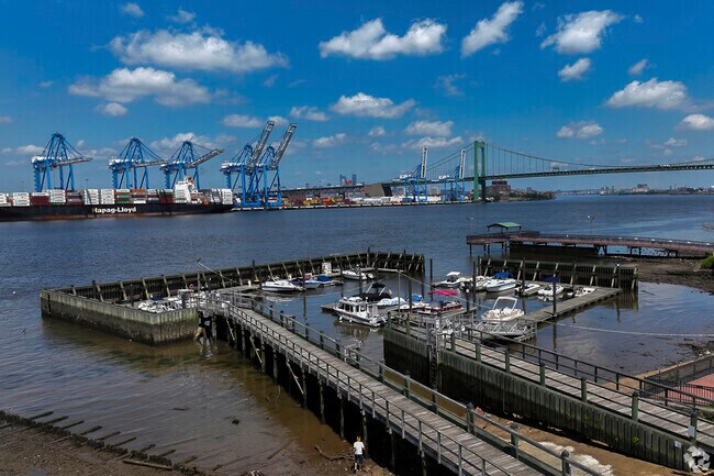 Relax at the marina next to Proprietors Park on the waterfront.