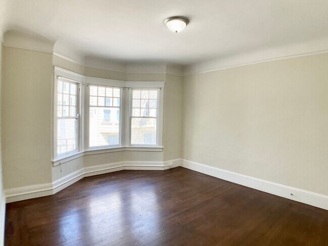 Foto del edificio - RENOVATED! LARGE Closet/Kitchen! On-Site L...