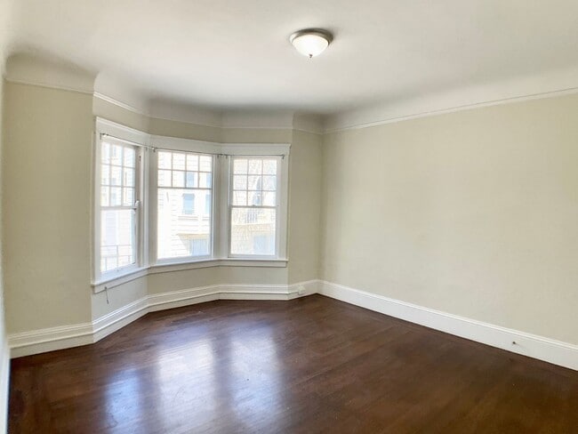 Building Photo - RENOVATED! LARGE Closet/Kitchen! On-Site L...