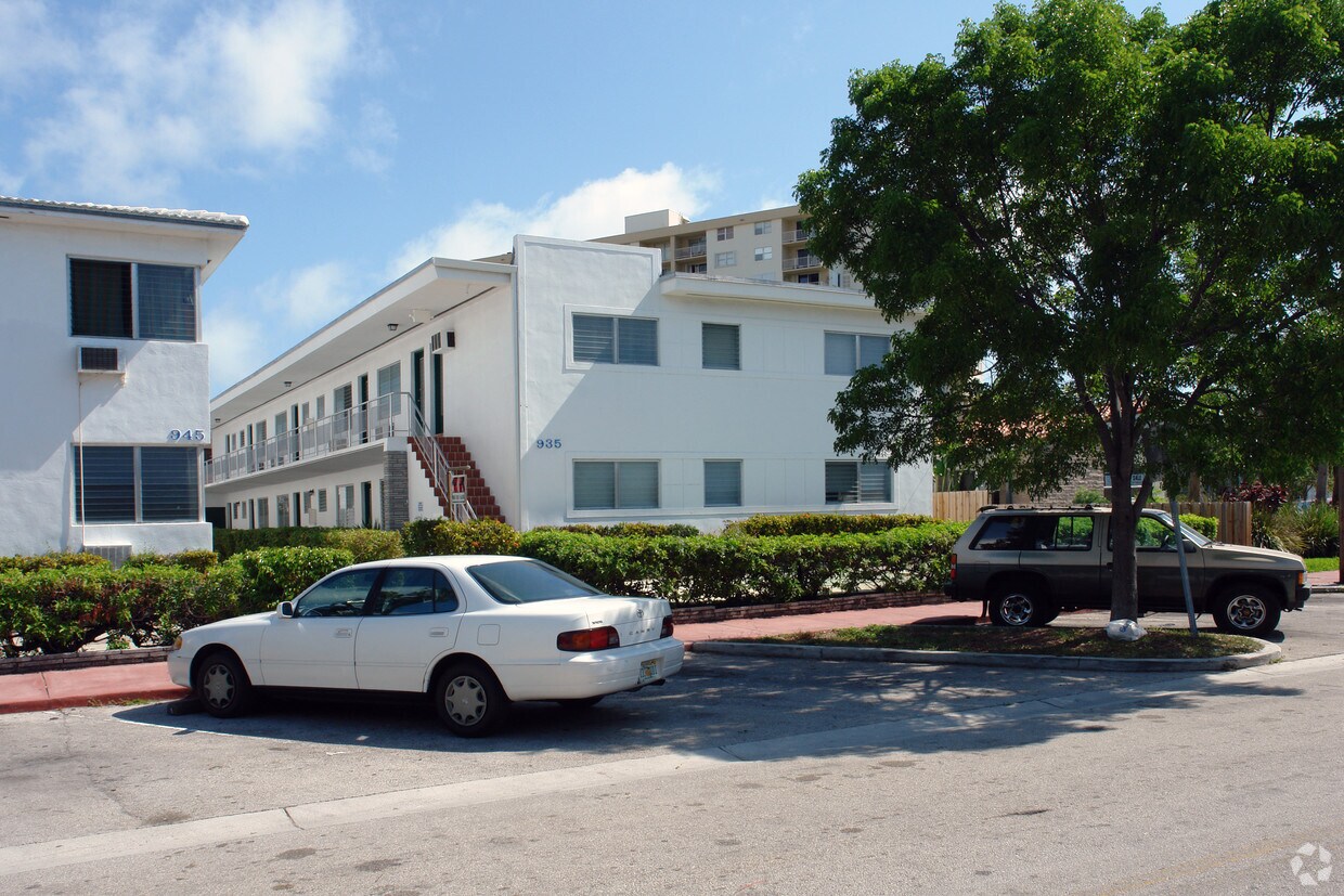 Building Photo - 935 Bay Dr