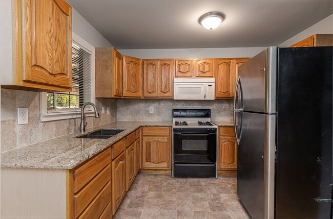 Building Photo - Berryhill 3 bedroom, 2 bath on oversized lot.