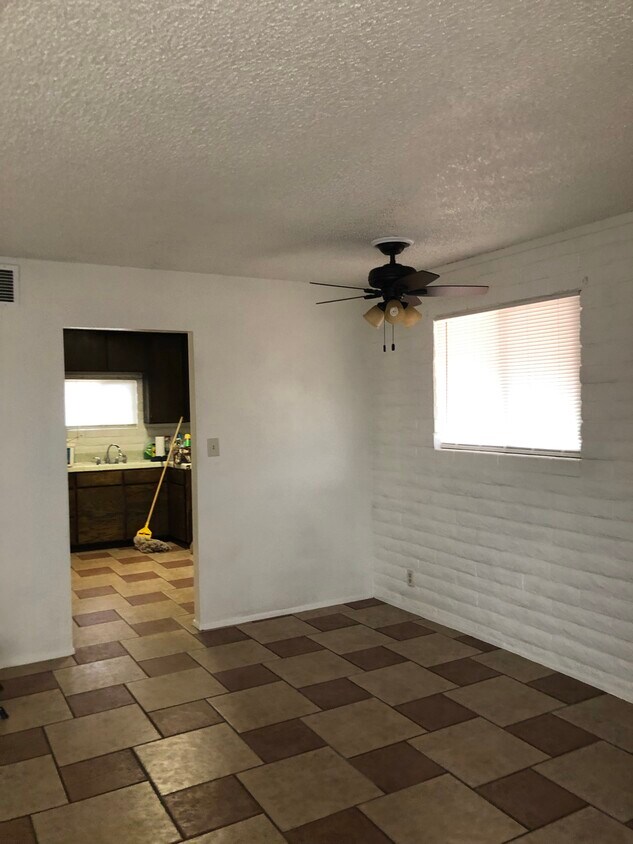 living/dining room - 816 N Wilson Ave