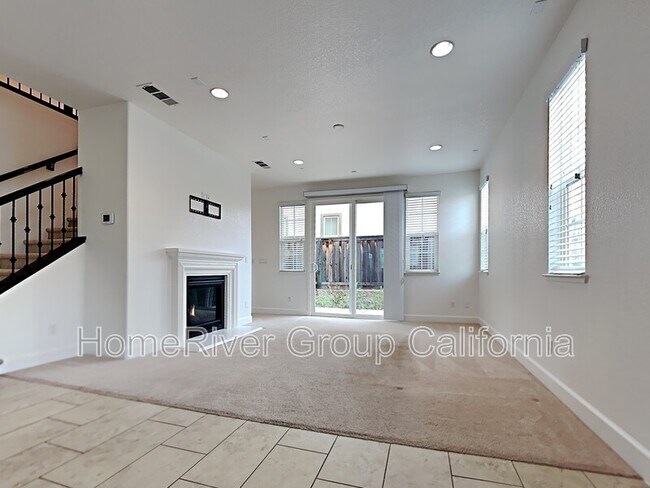 Foto del edificio - 843 Blossom Rock Ln