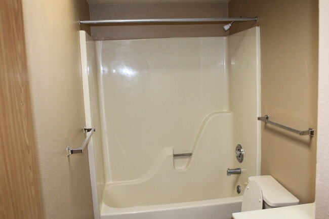 Building Photo - 919 River Dr