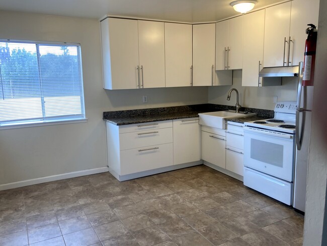 Spacious Kitchen / Dining - 2056 Glen Way