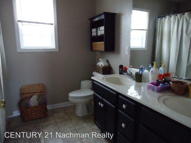 Building Photo - 3 br, 2.5 bath House - 101 Camelot Court