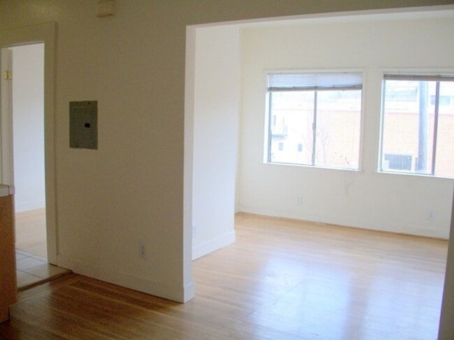 Building Photo - A Bright Sunny 1 bedroom, with Hardwood Fl...