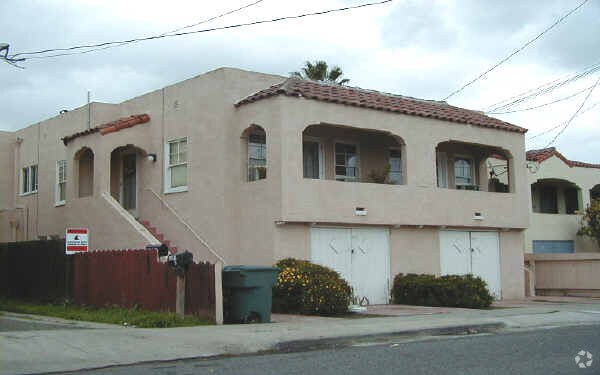 Building Photo - 441 E 9th St