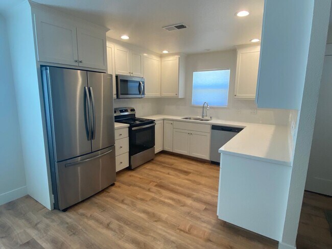 Building Photo - NEWLY REMODELED! Walking distance from Dow...
