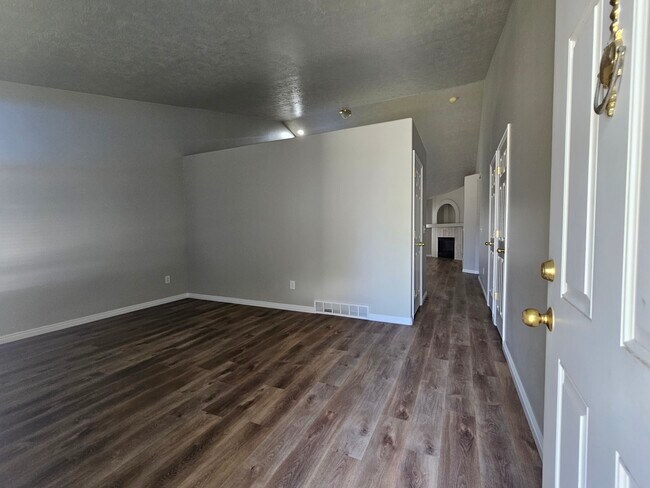 Building Photo - 6663 S High Bluff Dr