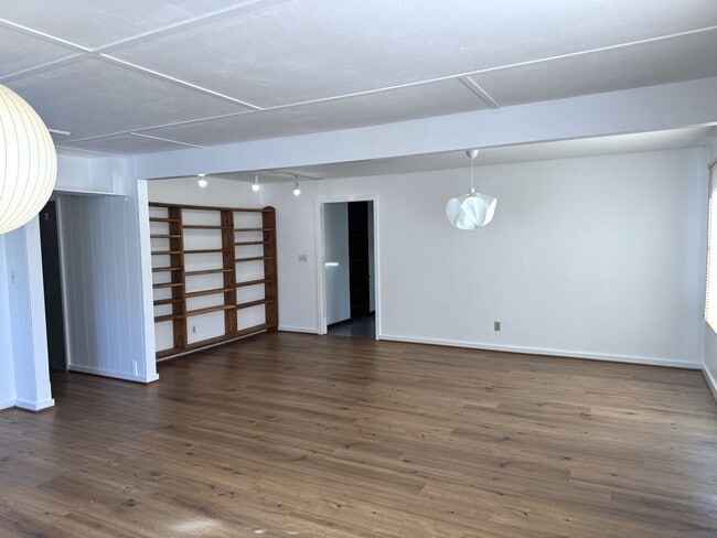 Building Photo - Aina Haina - Renovated 4 bedroom, 2 bath single family home