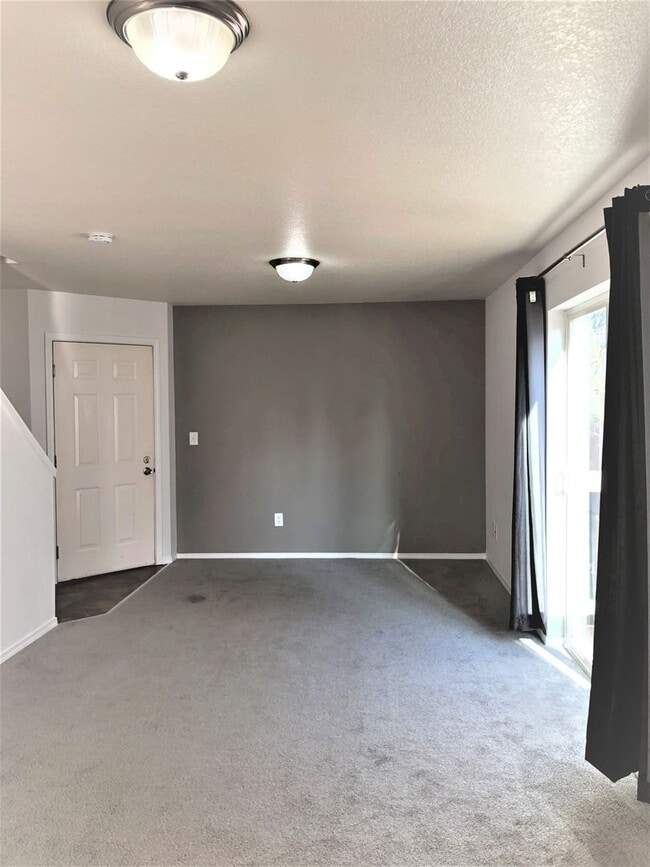 Building Photo - 2 bdrm, 1.5 ba, two story upper condo with...