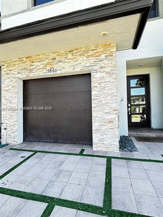 Foto del edificio - 15860 NW 91st Ct