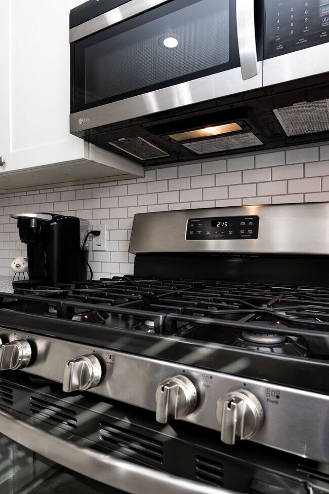Foto del edificio - Remodeled 2 Bedroom Smart Home Duplex - Ro...