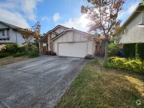 Building Photo - 5566 Woodview Dr