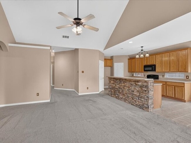 Building Photo - 5912 Meadowglen Dr