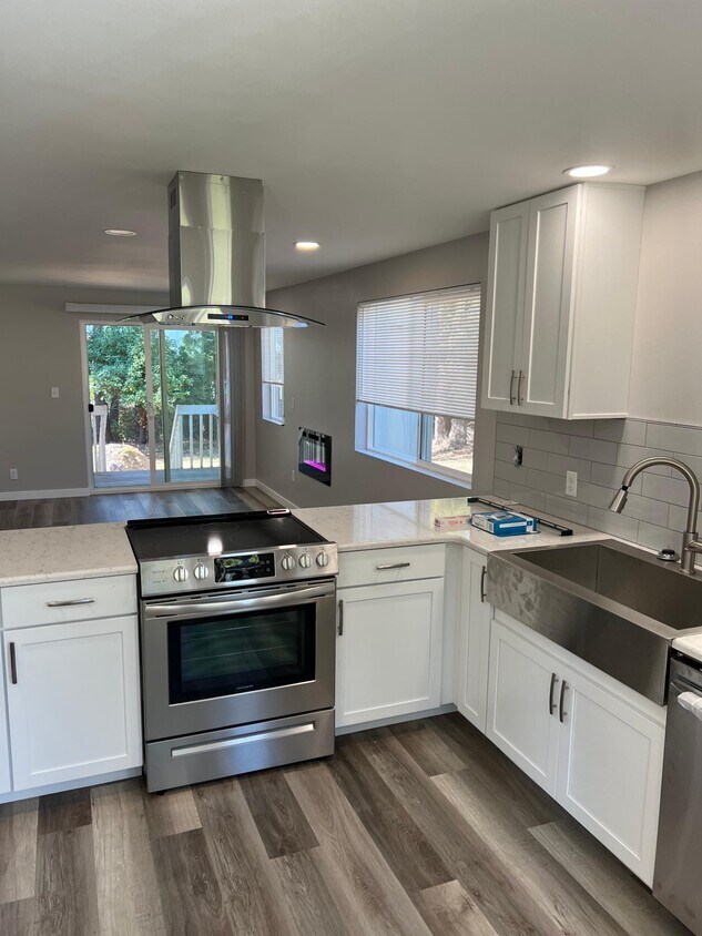 Foto principal - 9833 Fredrickson Rd NW