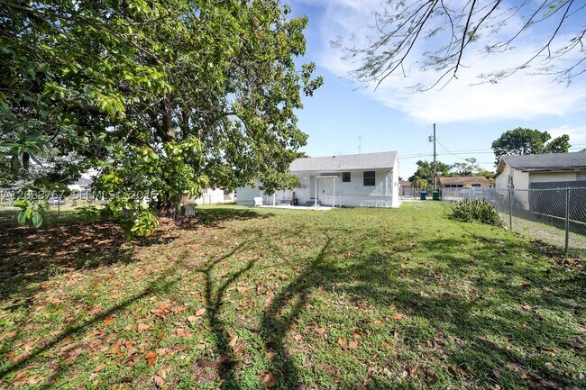 Foto del edificio - 2750 NW 60th St